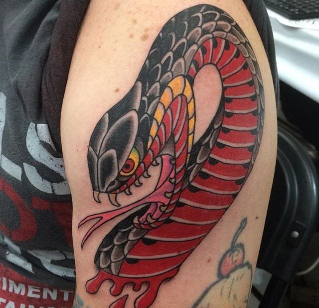 大腿上漂亮的玫瑰花与蛇纹身图案