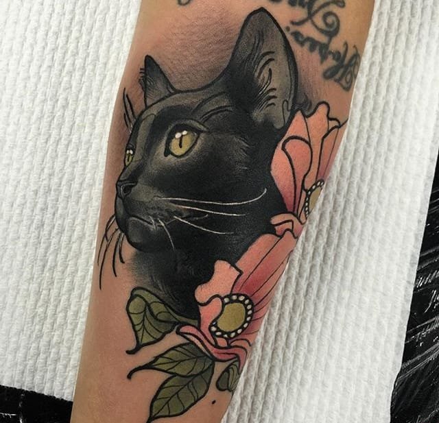 大臂上的剑刺进鹿头纹身图案