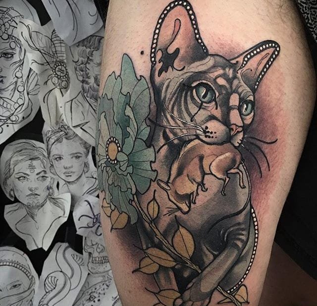 大臂上的剑刺进鹿头纹身图案