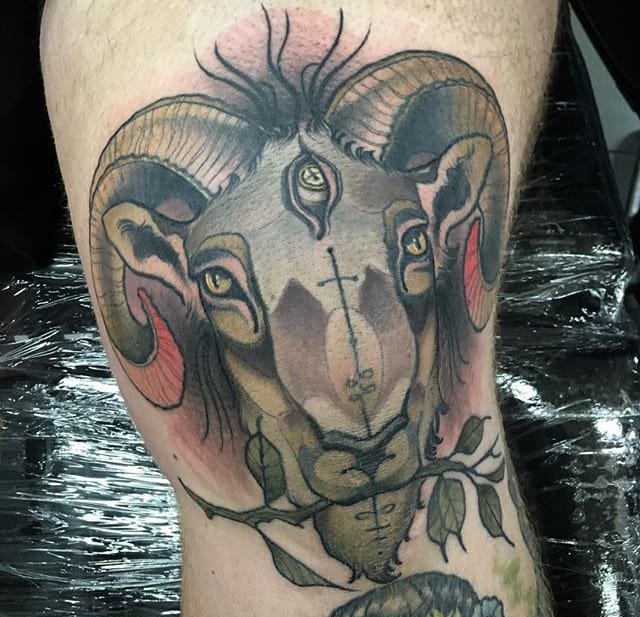 大臂上的剑刺进鹿头纹身图案