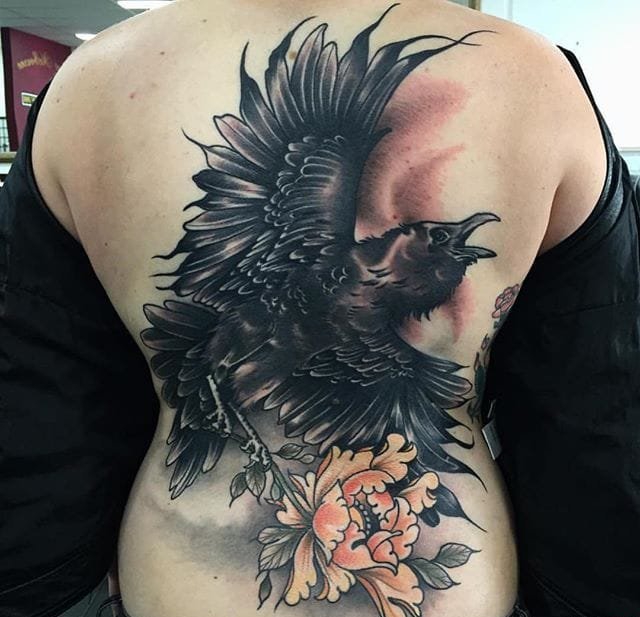 大臂上的剑刺进鹿头纹身图案