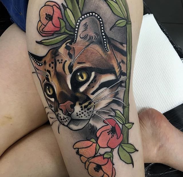 大臂上的剑刺进鹿头纹身图案