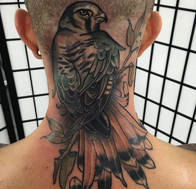 大臂上的剑刺进鹿头纹身图案