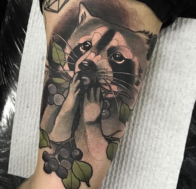 大臂上的剑刺进鹿头纹身图案