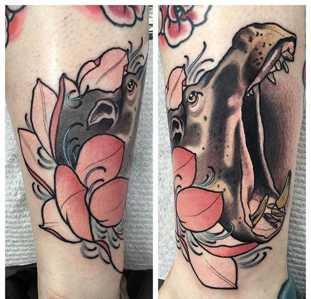 大臂上的剑刺进鹿头纹身图案