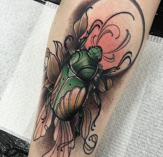 大臂上的剑刺进鹿头纹身图案