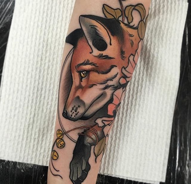 大臂上的剑刺进鹿头纹身图案