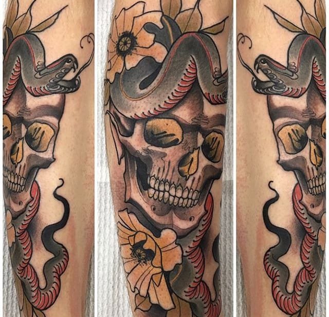 大臂上的剑刺进鹿头纹身图案