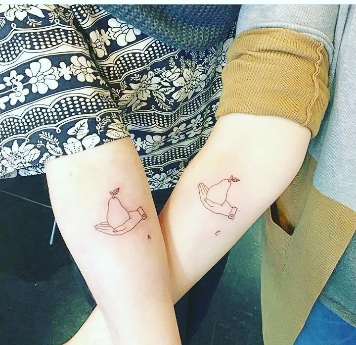 好闺蜜侧肋上相呼应的月亮和太阳纹身图案