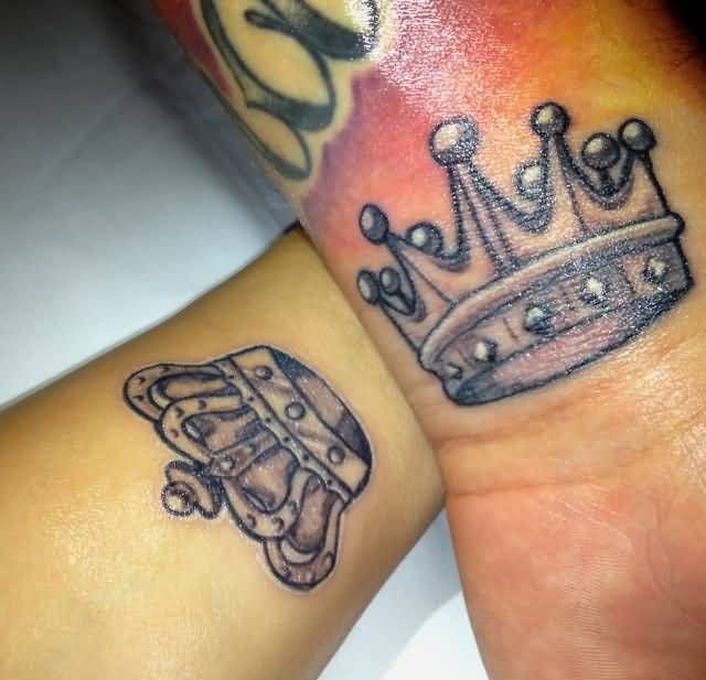 好闺蜜侧肋上相呼应的月亮和太阳纹身图案