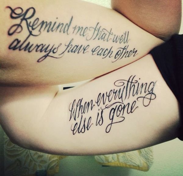 好闺蜜侧肋上相呼应的月亮和太阳纹身图案