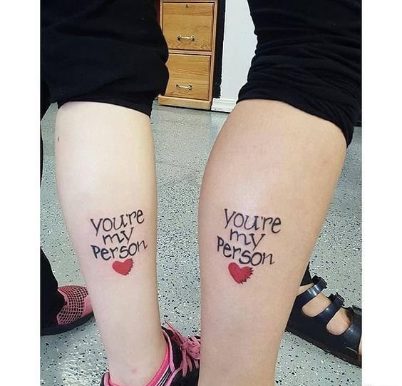 好闺蜜侧肋上相呼应的月亮和太阳纹身图案