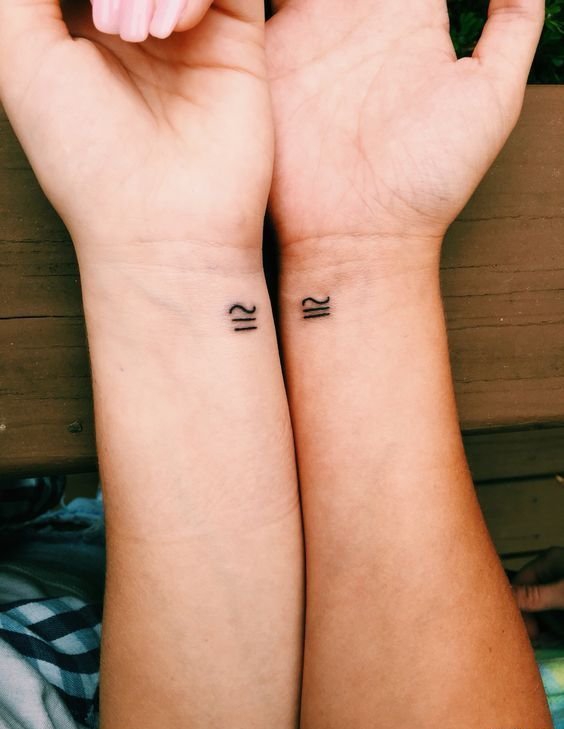好闺蜜侧肋上相呼应的月亮和太阳纹身图案