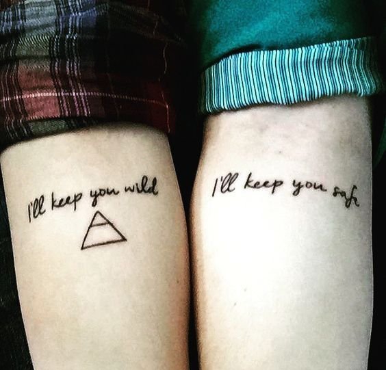 好闺蜜侧肋上相呼应的月亮和太阳纹身图案