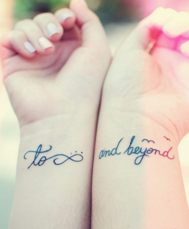 好闺蜜侧肋上相呼应的月亮和太阳纹身图案