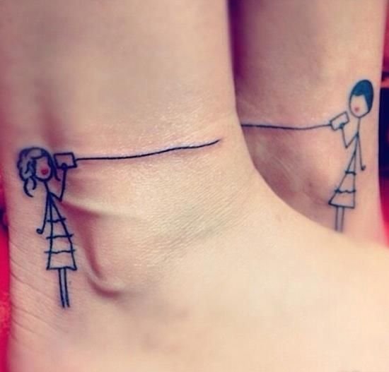 好闺蜜侧肋上相呼应的月亮和太阳纹身图案