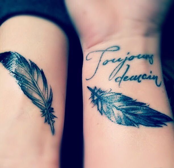 好闺蜜侧肋上相呼应的月亮和太阳纹身图案