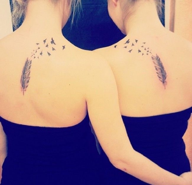 好闺蜜侧肋上相呼应的月亮和太阳纹身图案