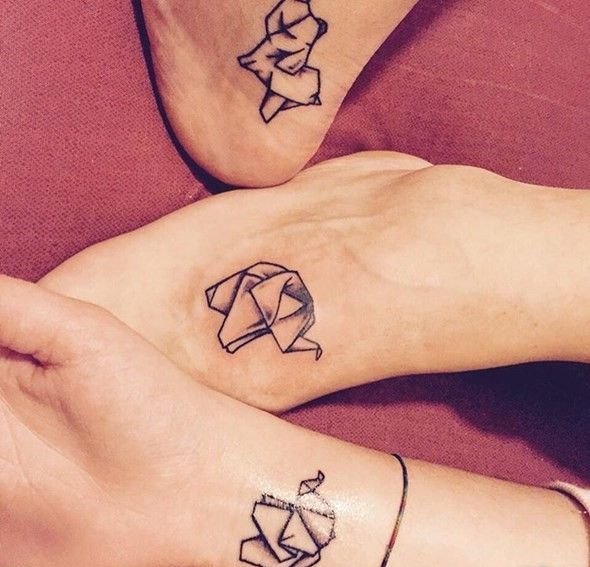 好闺蜜侧肋上相呼应的月亮和太阳纹身图案