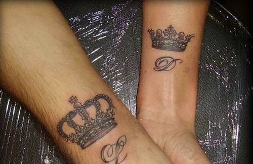 好闺蜜侧肋上相呼应的月亮和太阳纹身图案