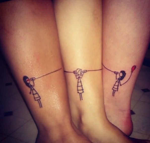 好闺蜜侧肋上相呼应的月亮和太阳纹身图案