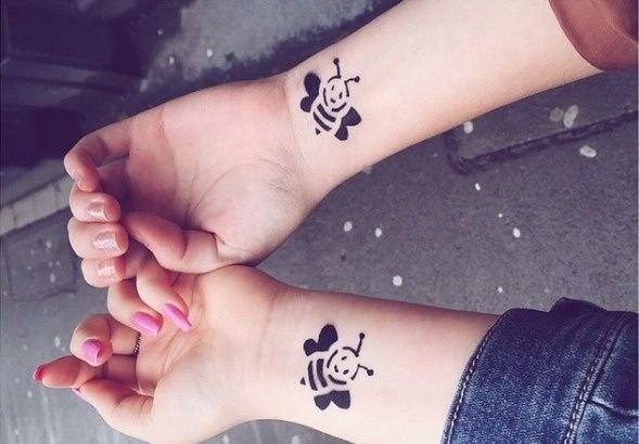 好闺蜜侧肋上相呼应的月亮和太阳纹身图案