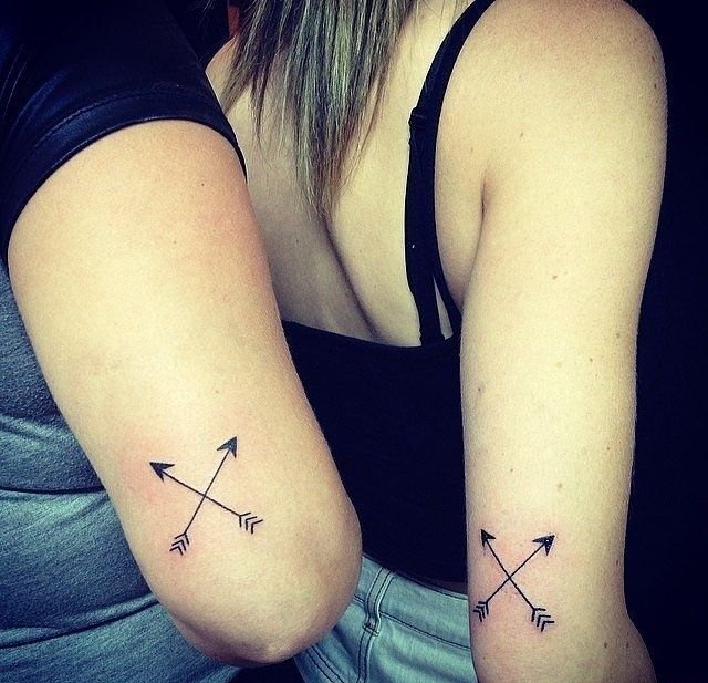 好闺蜜侧肋上相呼应的月亮和太阳纹身图案