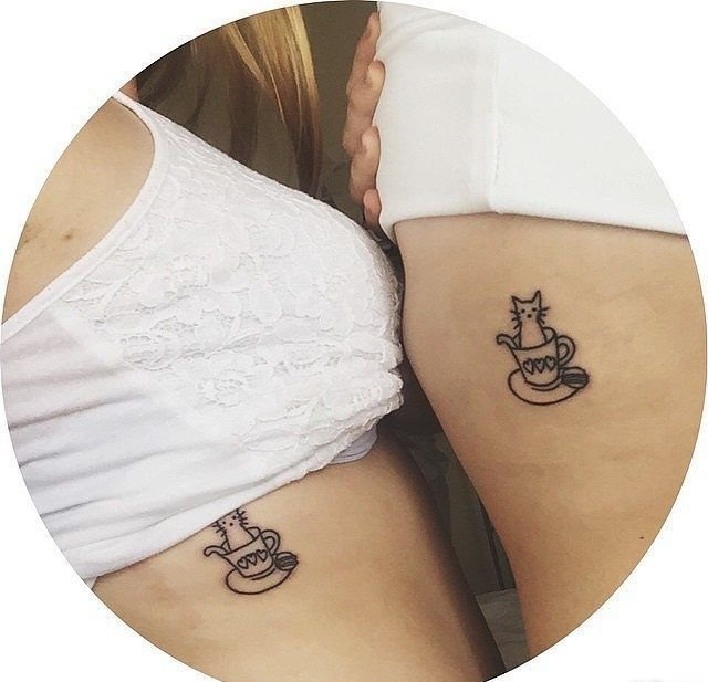 好闺蜜侧肋上相呼应的月亮和太阳纹身图案