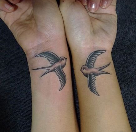 好闺蜜侧肋上相呼应的月亮和太阳纹身图案