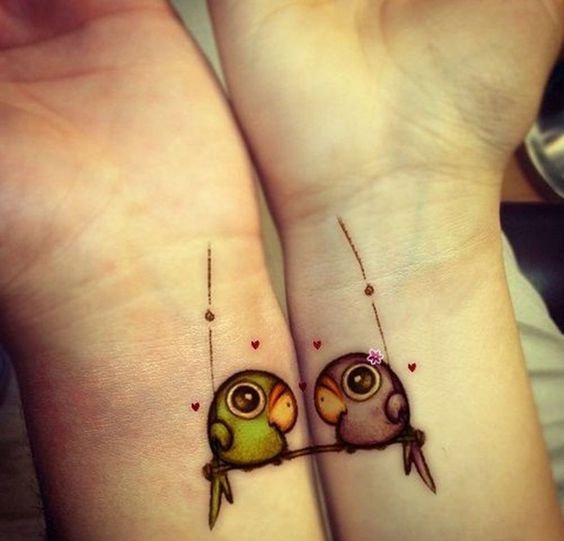 好闺蜜侧肋上相呼应的月亮和太阳纹身图案