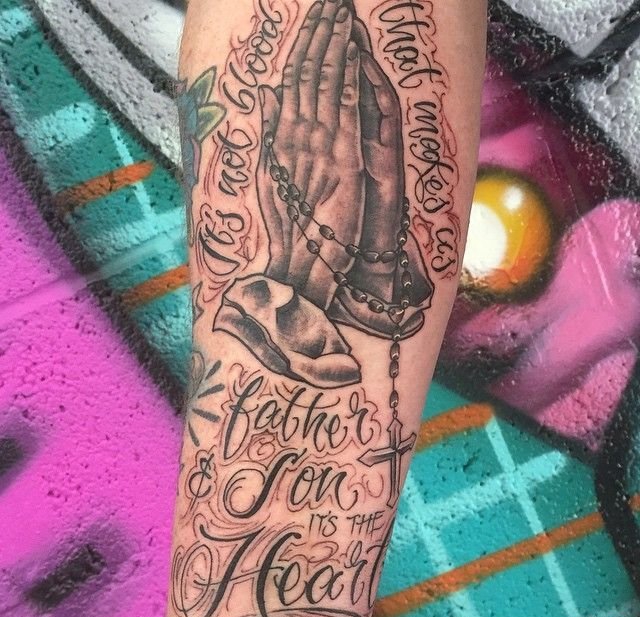 黑灰色十字架吊坠祈祷之手纹身图案