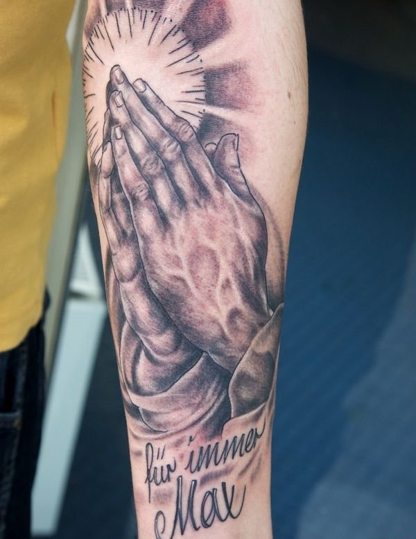 黑灰色十字架吊坠祈祷之手纹身图案