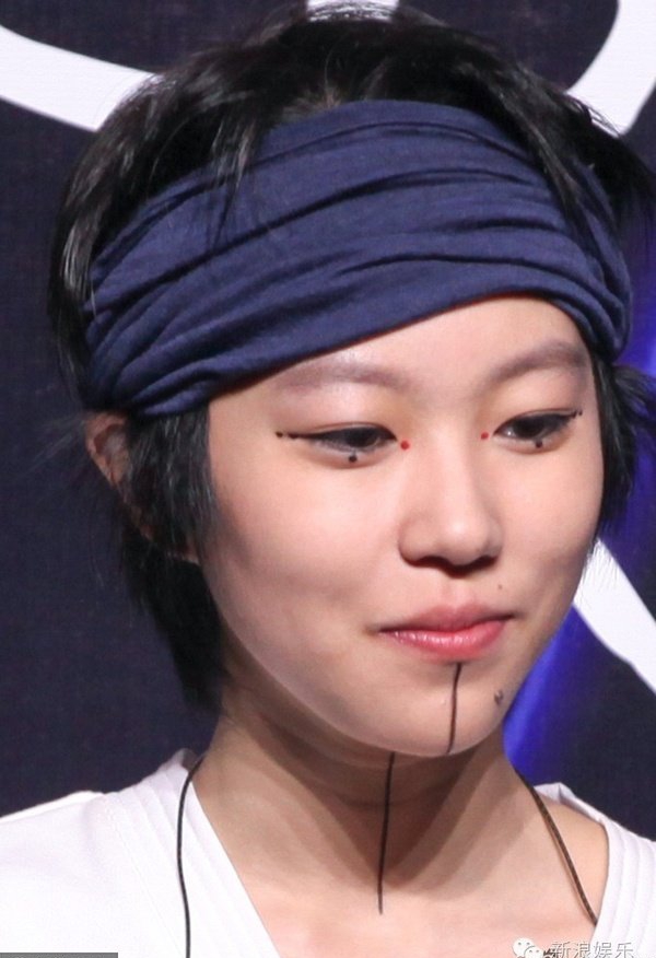 窦靖童的死亡风纹身图案