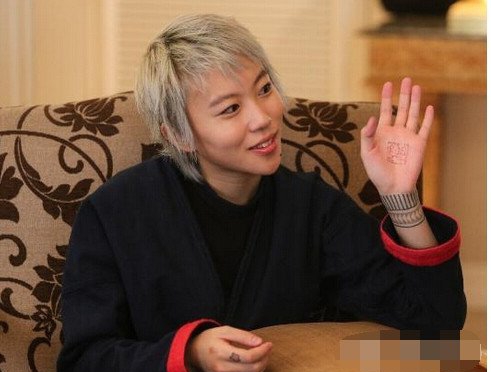 窦靖童身上的纹身图案