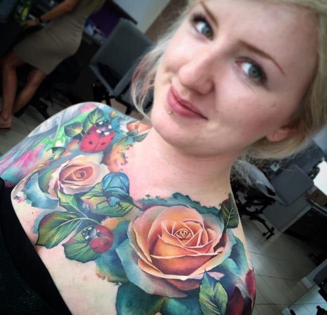 女性满胸洪亮的花朵和锁纹身图案