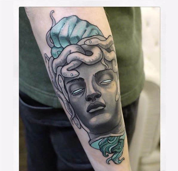 大臂上的蓝绿色水和纸船图案纹身