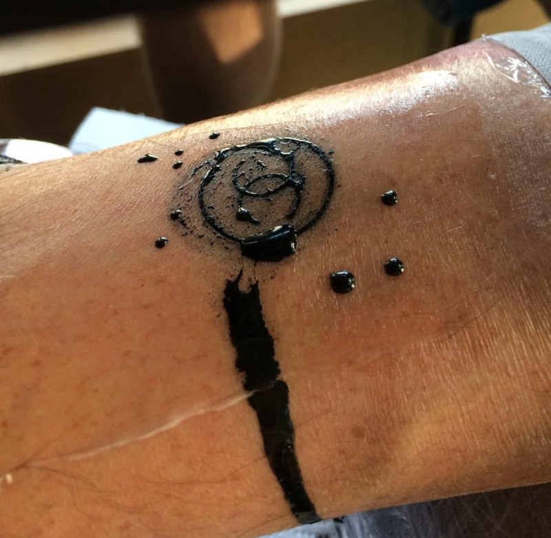 机器纹身师刚刚完成的纹身图案作品，还滴着黑墨汁