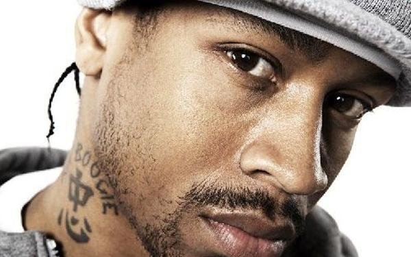 NBA球星左手臂上的中文忠得忠失纹身图案