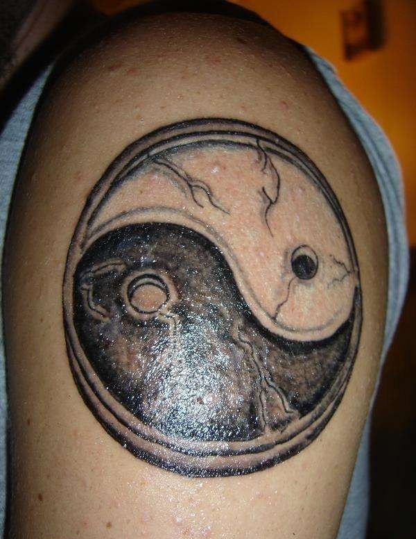 背上黑白阴阳八卦二仪吉它纹身图案