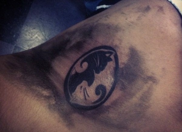 背上黑白阴阳八卦二仪吉它纹身图案