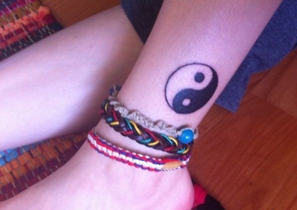 背上黑白阴阳八卦二仪吉它纹身图案