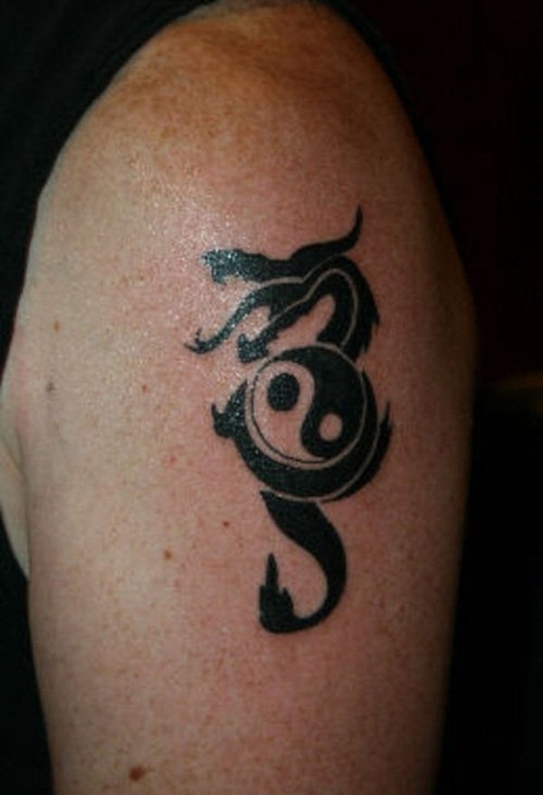 背上黑白阴阳八卦二仪吉它纹身图案