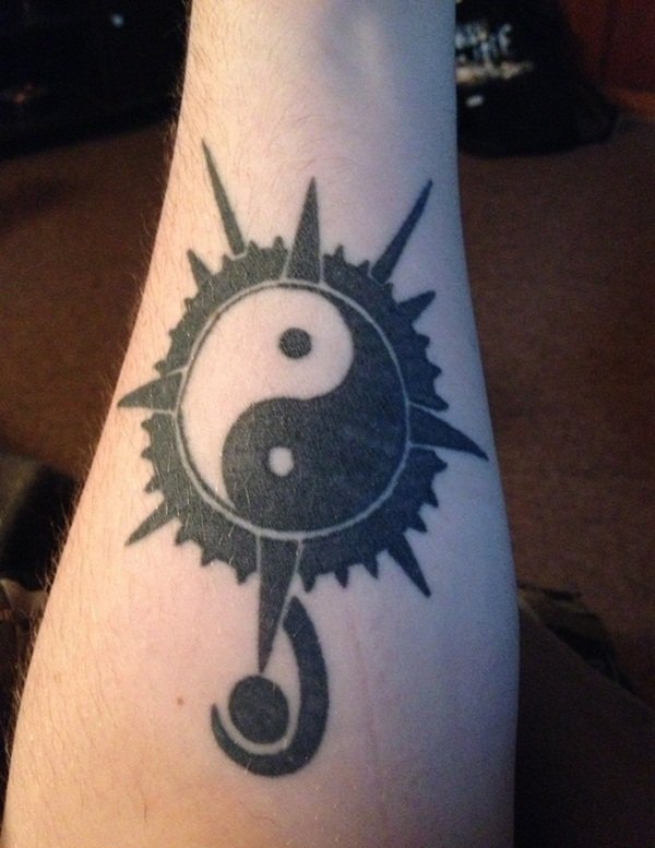 背上黑白阴阳八卦二仪吉它纹身图案