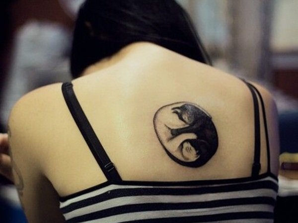 背上黑白阴阳八卦二仪吉它纹身图案