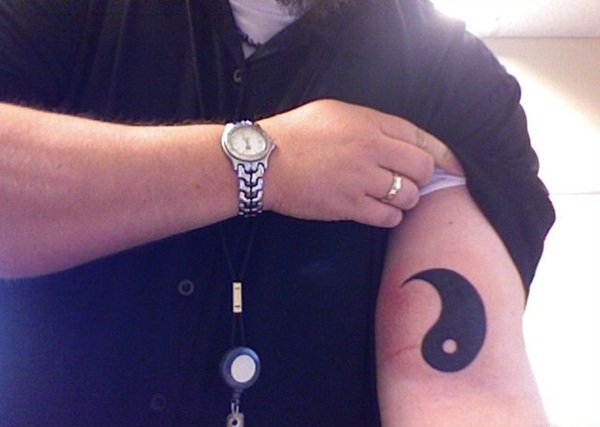 背上黑白阴阳八卦二仪吉它纹身图案