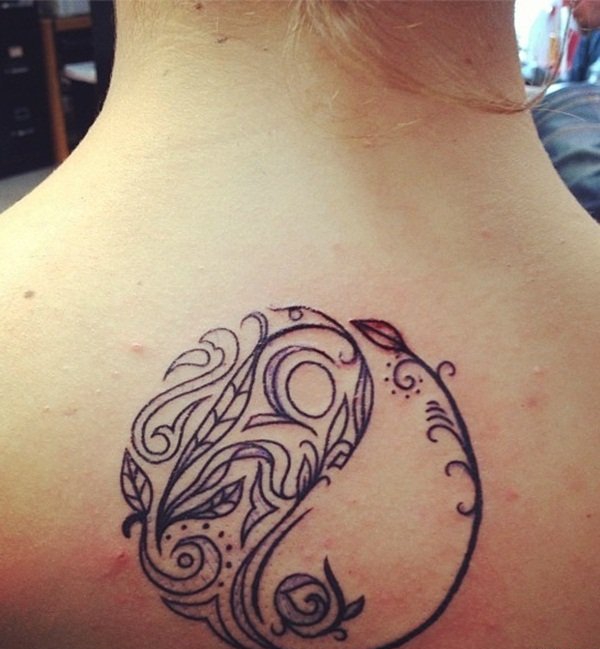 背上黑白阴阳八卦二仪吉它纹身图案