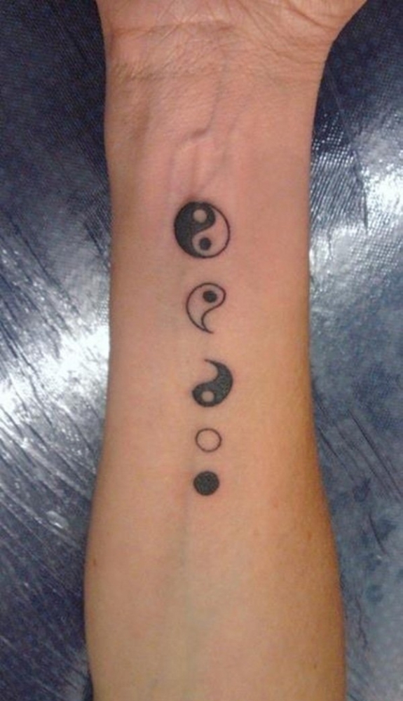 背上黑白阴阳八卦二仪吉它纹身图案