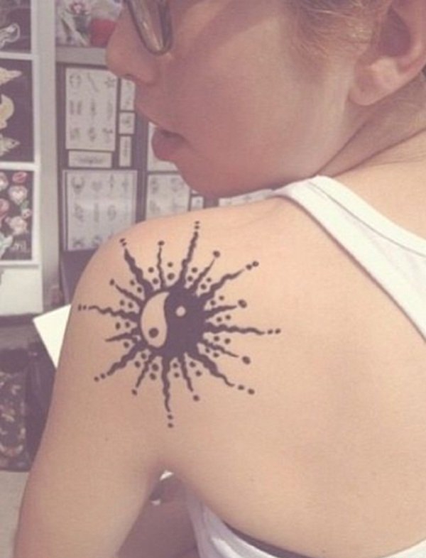 背上黑白阴阳八卦二仪吉它纹身图案