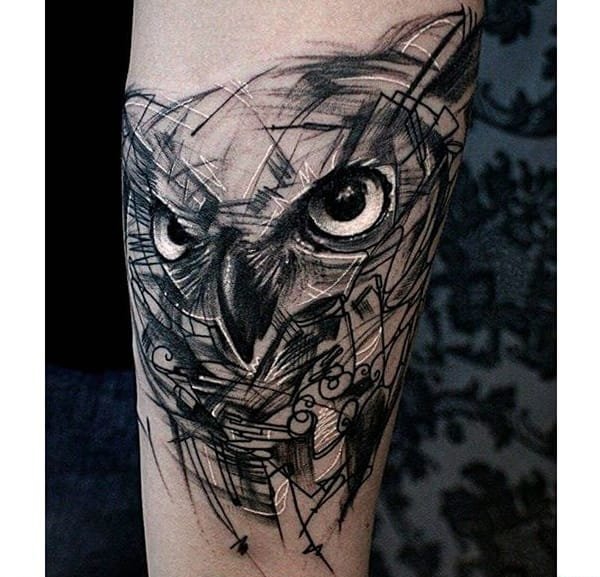 大腿上的女子面部线条纹身图案