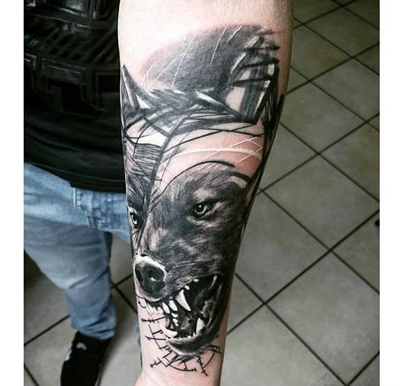 大腿上的女子面部线条纹身图案